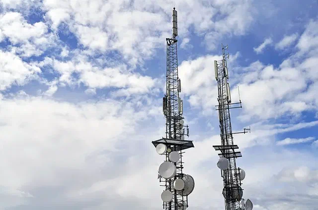 Telecommunication antenna with sky