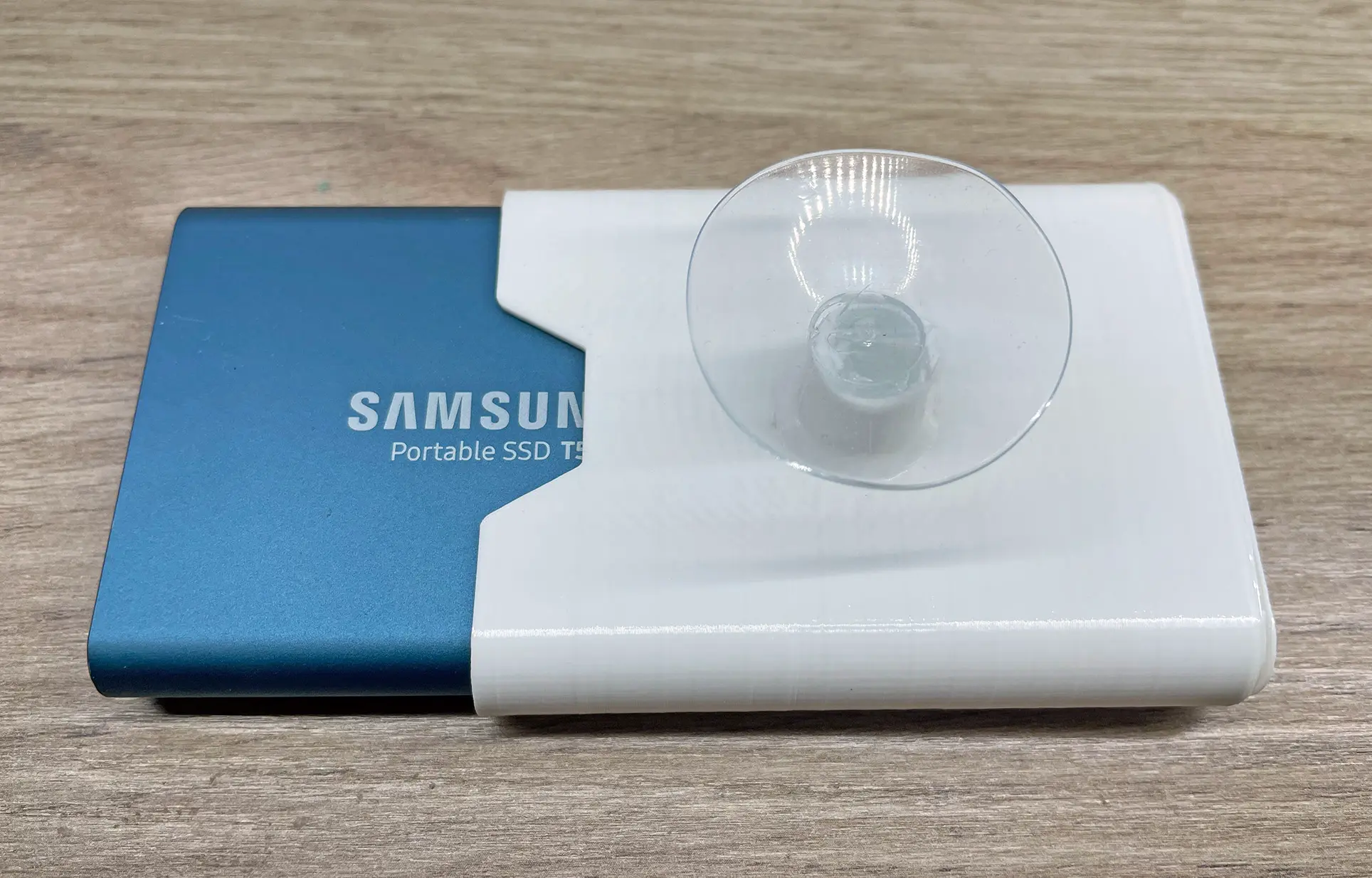 Case design with one suction cup