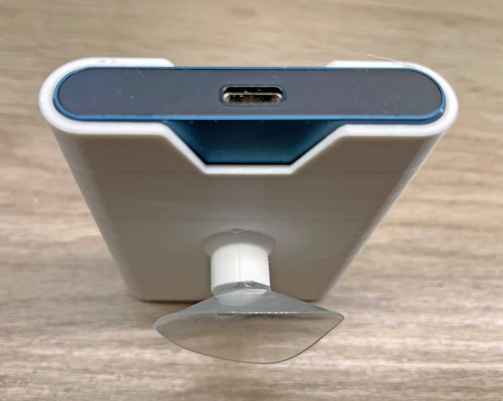 Case design with one suction cup