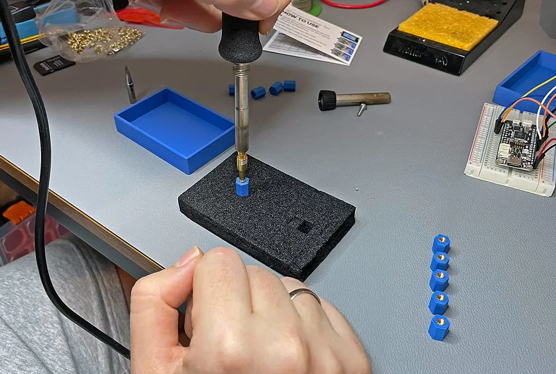 3D-gedruckte Standoffs mit Gewindeeinsätzen