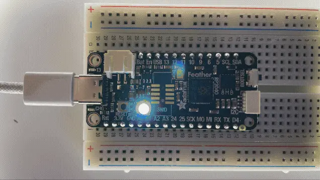Adafruit Feather mit blinkender RGB-LED